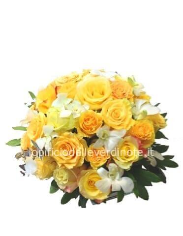 Composizione di fiori freschi  misti nei toni del giallo per centrotavola.