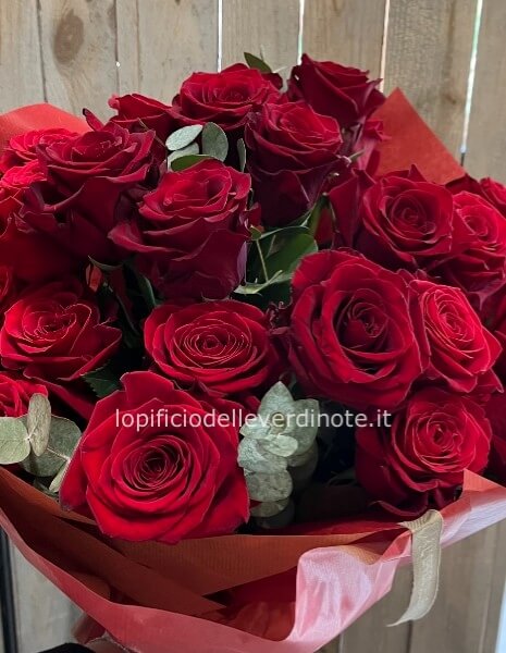Fascio di rose rosse ed eucalipto